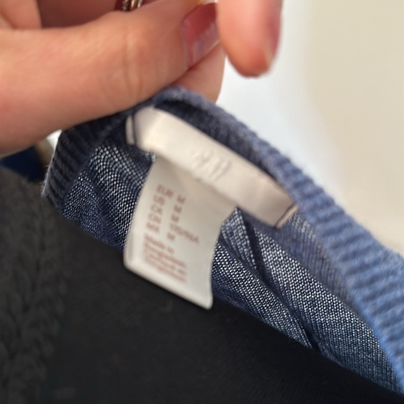 H&M blue top light sweater size M - Picture 5 of 6